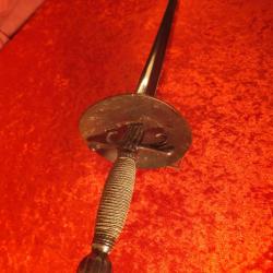 Epée  du type « à la mousquetaire »  garde avec  « pas-d'âne » coquille ronde joliment gravé.