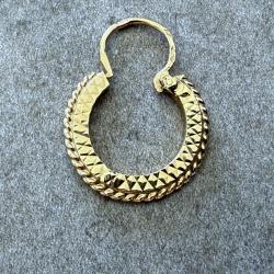 Boucle d'oreille unique en or massif 18 carats - or martelé