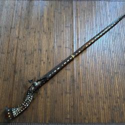 LONG 1,60 M FUSIL DE PRÉCISION AFGHAN JEZAIL PLATINE ANGLAISE A SILEX RICHEMENT DÉCORÉ