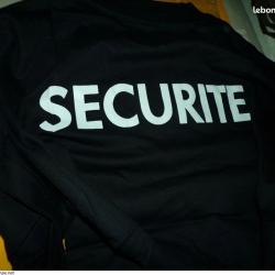 TEE SHIRT NOIR A MANCHES COURTES AVEC MARQUAGE SECURITE , TAILLE XXL NEUF SOUS EMBALLAGE , ETAT NEUF