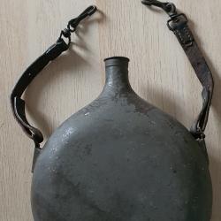 Gourde modèle 35 avec ses sanglons spécifiques