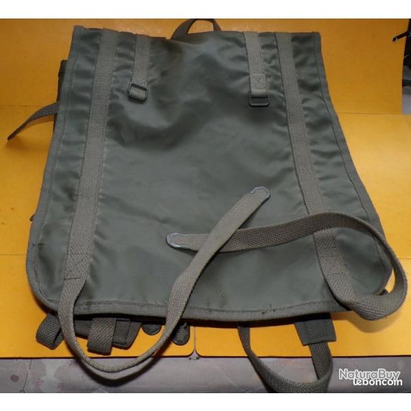 MUSETTE MILITAIRE F1 DE L'ARMEE FRANCAISE , SANGLE POUR LE PORT EN SAC A DOS , ETAT NEUF VOIR PHOTOS