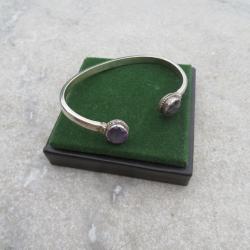 Bracelet jonc rigide, en Argent, les deux extrémités ornées d'une pierre violette facettée - FRANCE