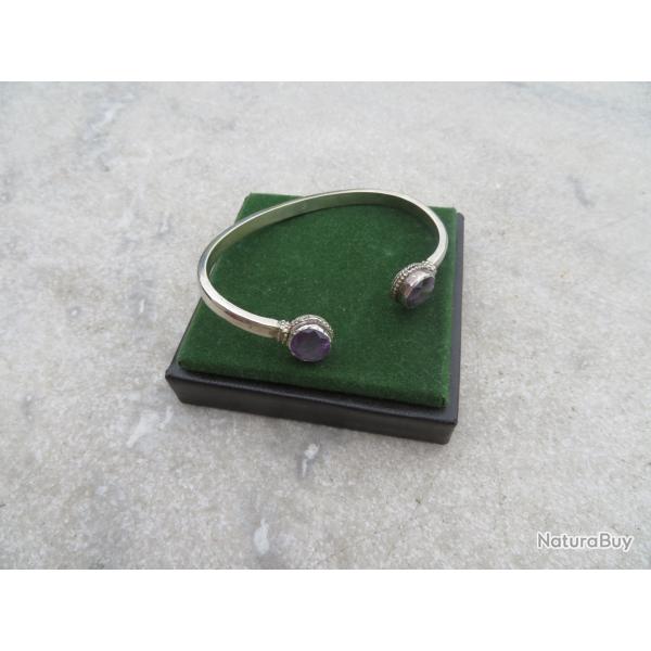 Bracelet jonc rigide, en Argent, les deux extrmits ornes d'une pierre violette facette - FRANCE