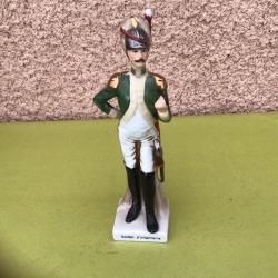 VENDU PAR LE-CUIRASSIER BELLE FAÏENCE ANCIENNE REPRÉSENTANT UN SOLDAT NAPOLÉONIEN D'INFANTERIE