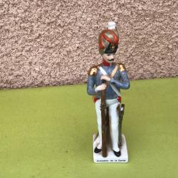 VENDU PAR LE-CUIRASSIER BELLE FAÏENCE ANCIENNE REPRÉSENTANT SOLDAT NAPOLÉONIEN GRENADIER DE LA GARDE