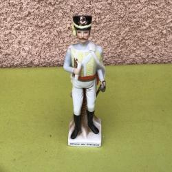 VENDU PAR LE-CUIRASSIER BELLE FAÏENCE ANCIENNE REPRÉSENTANT UN OFFICIER DES CHASSEURS