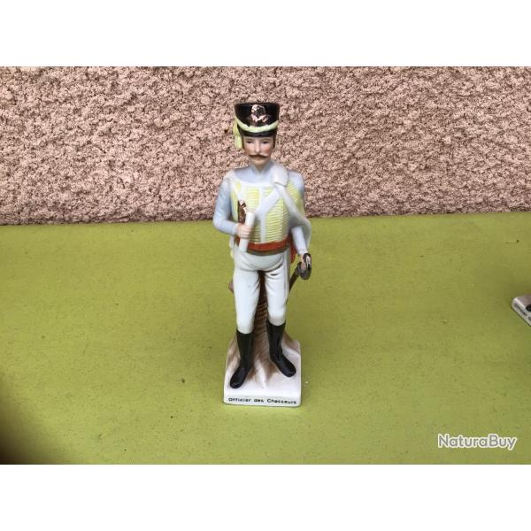 VENDU PAR LE-CUIRASSIER BELLE FAENCE ANCIENNE REPRSENTANT UN OFFICIER DES CHASSEURS