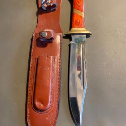 couteau de chasse avec son fourreau dans un bon état