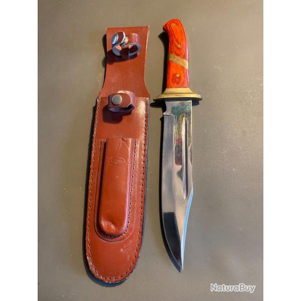 couteau de chasse avec son fourreau dans un bon tat