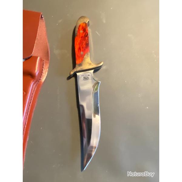 un dague de chasse avec son fourreau dans un bel tat