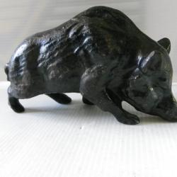 statuette de sanglier en fonte ancienne patine noire abimée mais à son charme 17 cm 1kg870