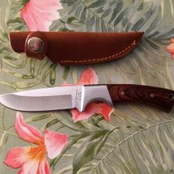vend couteau de chasse neuf avec fourreau