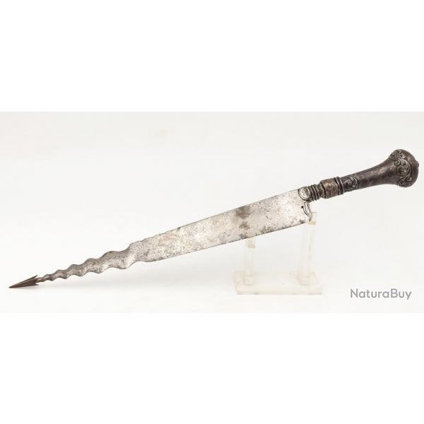 CURIEUX LONG STYLET DE CHASSE EN FER FORTE LAME FLAMBOYANTE ET POINTE FLECHE HAMECON - FRANCE Fin XV