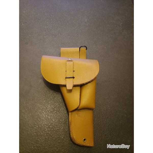 tui militaire en cuir fauve pour arme de poing MAC 50 de l'arme franaise poque vers 1960