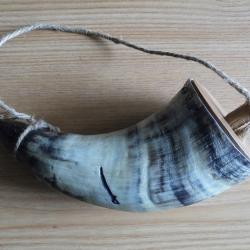 Poire à poudre noire en véritable corne de vache - confection artisanale