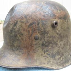 Casque allemand ww1 camouflé - M16 T.J. 66/ R.1111 - endommagé au combat.