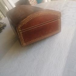 beau coffret recouvert de cuir pour pistolets ou autres
