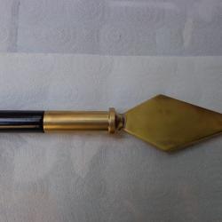 PORTE FANION POINTE PLATE LAITON ET MANCHE LACQUÉ NOIR LONGUEUR 623mm  - Z03