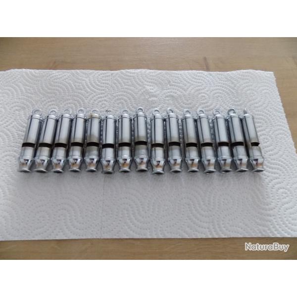 Lot de 15 sifflets arme britannique
