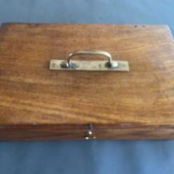 coffret en bois avec poignée en laiton et crochet de fermeture