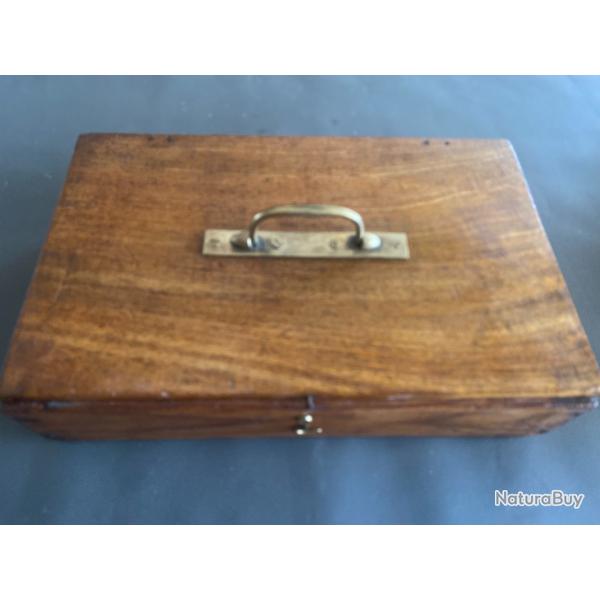 coffret en bois avec poigne en laiton et crochet de fermeture