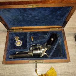 Magnifique révolver 7mm à broche entièrement nickelé dans un coffret bois