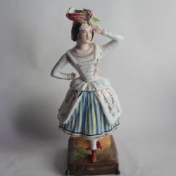 Tisanière porcelaine figurative Jeune femme saluant