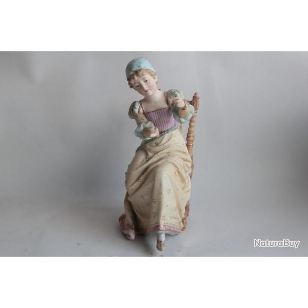 Femme fileuse porcelaine biscuit maille
