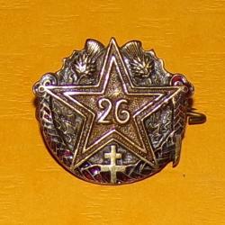 26° Régiment d'Infanterie, argenté, étoile et 26 doré fins ,étoile brochant sur des chardons inscrit