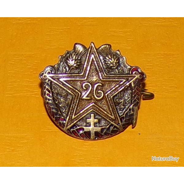 26 Rgiment d'Infanterie, argent, toile et 26 dor fins ,toile brochant sur des chardons inscrit