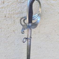 EPEE D OFFICIER  D INFANTERIE "  KLINGENTHAL  "  MOD 1882  . AVEC  SON FOURREAU  .