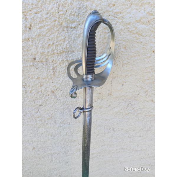 EPEE D OFFICIER  D INFANTERIE "  KLINGENTHAL  "  MOD 1882  . AVEC  SON FOURREAU  .