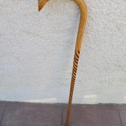 ANCIENNE CANNE ROTIN A QUATRE NATTES ROULE EN SPIRALE SUR TRAME ACIER .  PEU COURANT .
