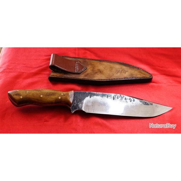 COUTEAU DE CHASSE TYPE "BOWIE" ralis par artisan coutelier Pice unique long: 38 cm manche olivier