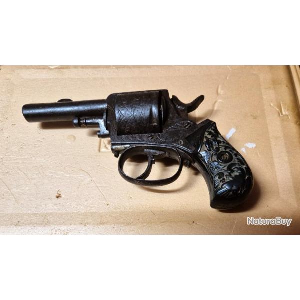 Revolver British Bull Dog, calibre 380  poudre noire.