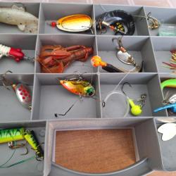 boite de leurre et cuillère divers