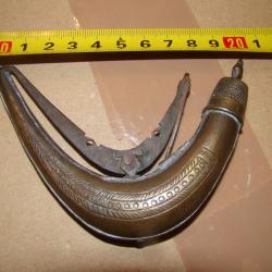 FINE GOURDE A POUDRE BRONZE OU LAITON