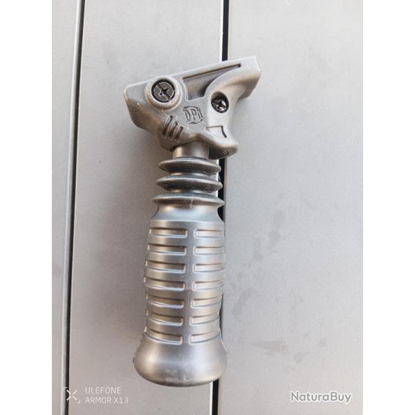Poigne flexible pour fixation sur rail pour AR