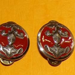 Insigne de col, CUIRASSIERS, fond rouge, argenté , FABRICANT COINDEROUX PARIS  , HOMOLOGATION SANS ,