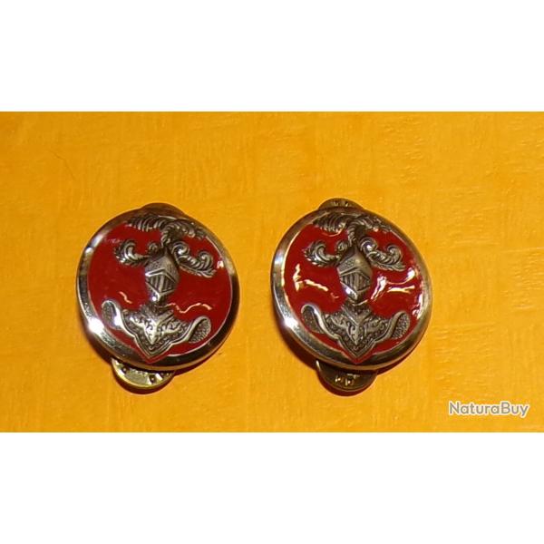 Insigne de col, CUIRASSIERS, fond rouge, argent , FABRICANTCOINDEROUX PARIS  , HOMOLOGATION SANS ,
