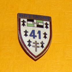 41° R.I, BRETAGNE 1634, émail, fond blanc, boléro lisse , écu blanc à hermines bordure rouge 41 bleu
