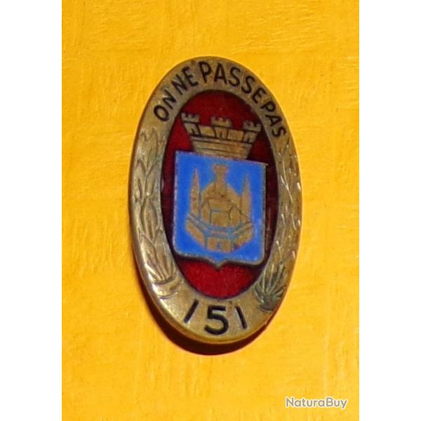 151 R.I, ON NE PASSE PAS, rouge fonc, 1 pastille lisse , FABRICANTDRAGO PARIS , HOMOLOGATION 117