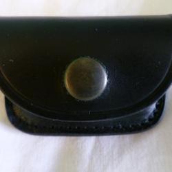Porte-cartouche ceinturon en cuir noir de marque A2CM BERNAY pour 6 munitions d'arme de poing