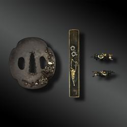 MONTURE composée d'un KOZUKA, une paire de MENUKI et un TSUBA - Japon - Période Edo (1603-1868)