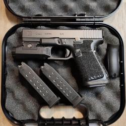 Pistolet semi-automatique GLOCK 19 Gen 4 - Calibre 9x19 + Lampe, slide racker, mallette, 3 chargeurs