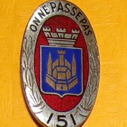 151° R.I, ON NE PASSE PAS, rouge foncé, 1 boléro Drago , Régiment d'Infanterie, ovale bordure argent