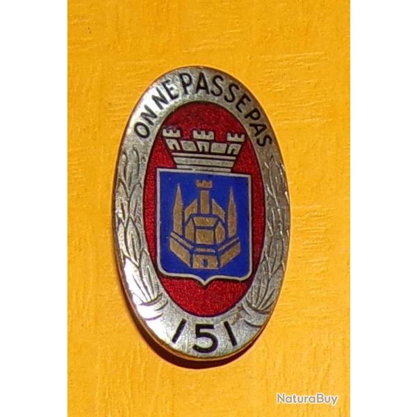 151 R.I, ON NE PASSE PAS, rouge fonc, 1 bolro Drago , Rgiment d'Infanterie, ovale bordure argent
