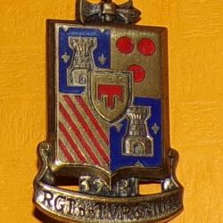 37° Régiment d'Infanterie, émail, embouti, dos guilloché irrégulier , écu doré avec 2 tours argentée