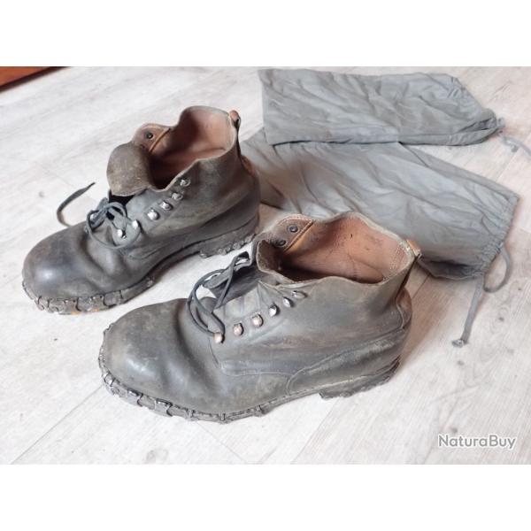 Chaussures arme suisse, cloutes, avec sacs de transport